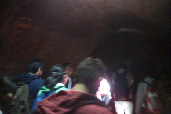 El momento crucial del paseo. El acceso al túnel subterráneo. Serán 4 kilómetros en la oscuridad, iluminados sólo por los cascos linterna.